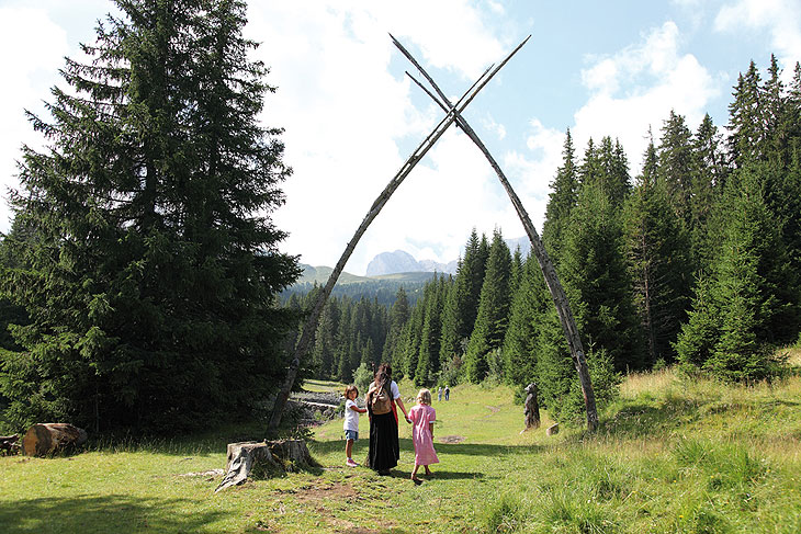 Barfuss zu den Schwefelquellen mit Hexe Curadina - Tirler Dolomites Living Hotel